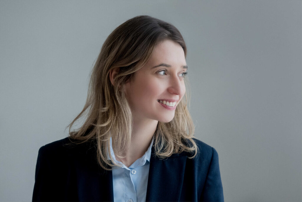 Seitenprofil Magdalena Frank in hellblauer Bluse und dunklem Anzug